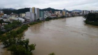 Rio Itajaí-Açu continua descendo e atinge 9,95 metros em Blumenau Rio Itajaí-Açu continua descendo e atinge 9,95 metros em Blumenau